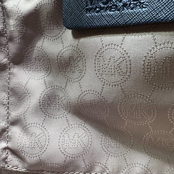 Michael Kors Sutton Saffiano Medium Bag in Navy Leather with Matching Wallet - Picture 9 of 14